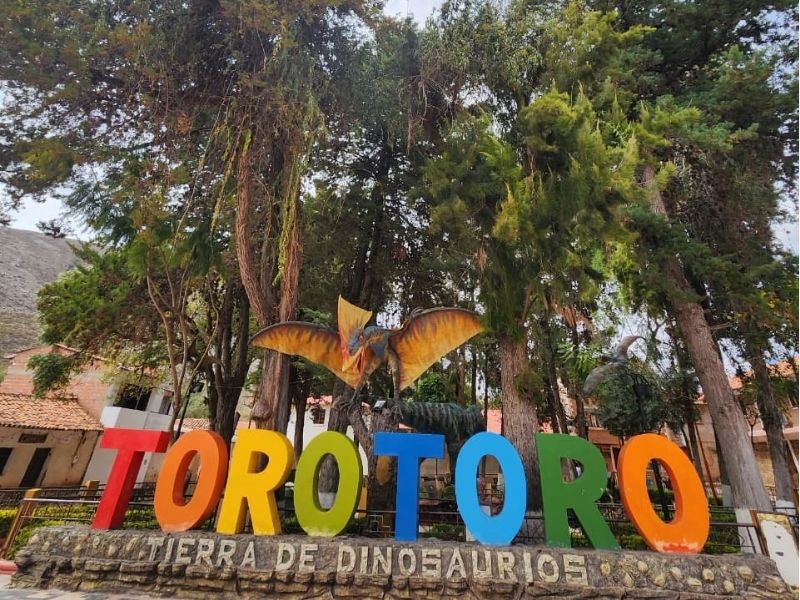 DINOSAURIOS, CAVERNAS Y PASAISAJE NATURALES EN BOLIVIA